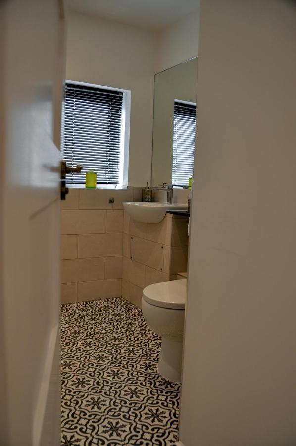 Upstairs At 33 - Self Check In Boutique Accommodation In Worcester Centre מראה חיצוני תמונה